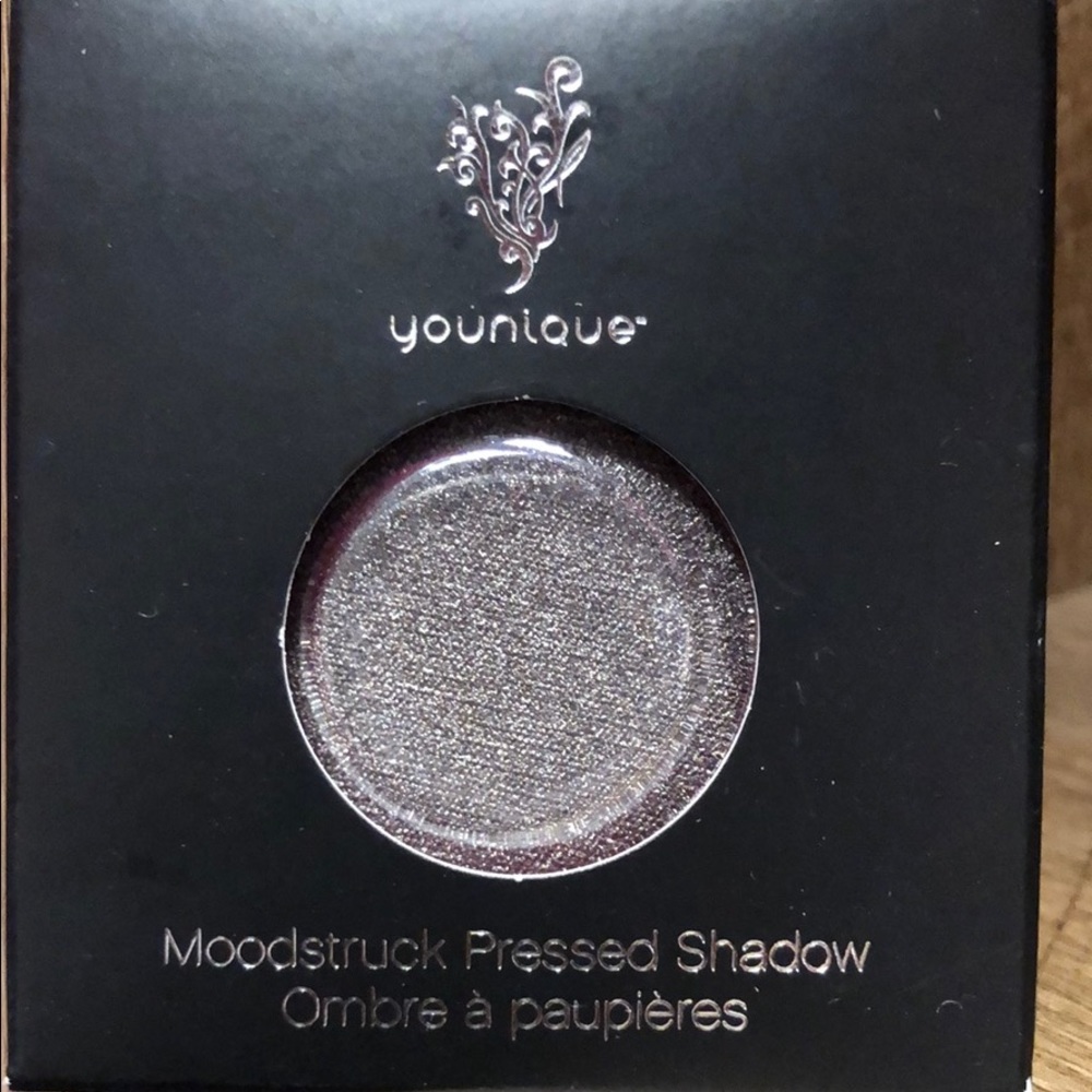 Younique MOODSTRUCK Pressed Shadow in Shrewd